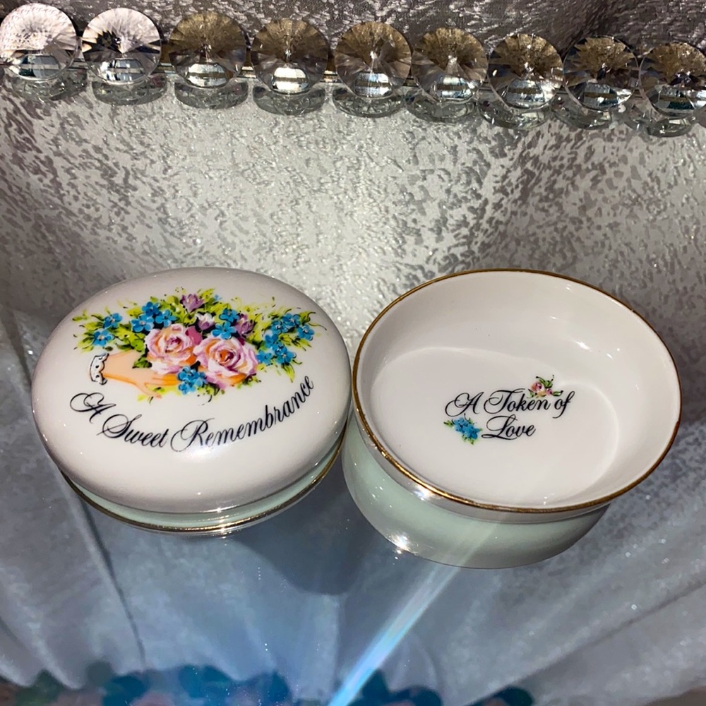 Vintage Avon 🌸 Jewelry Trinket - Picture 4 of 6